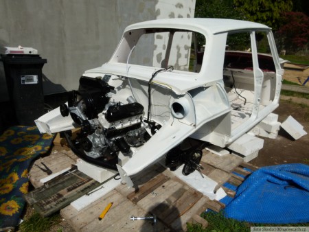 Motor ve skeletu.